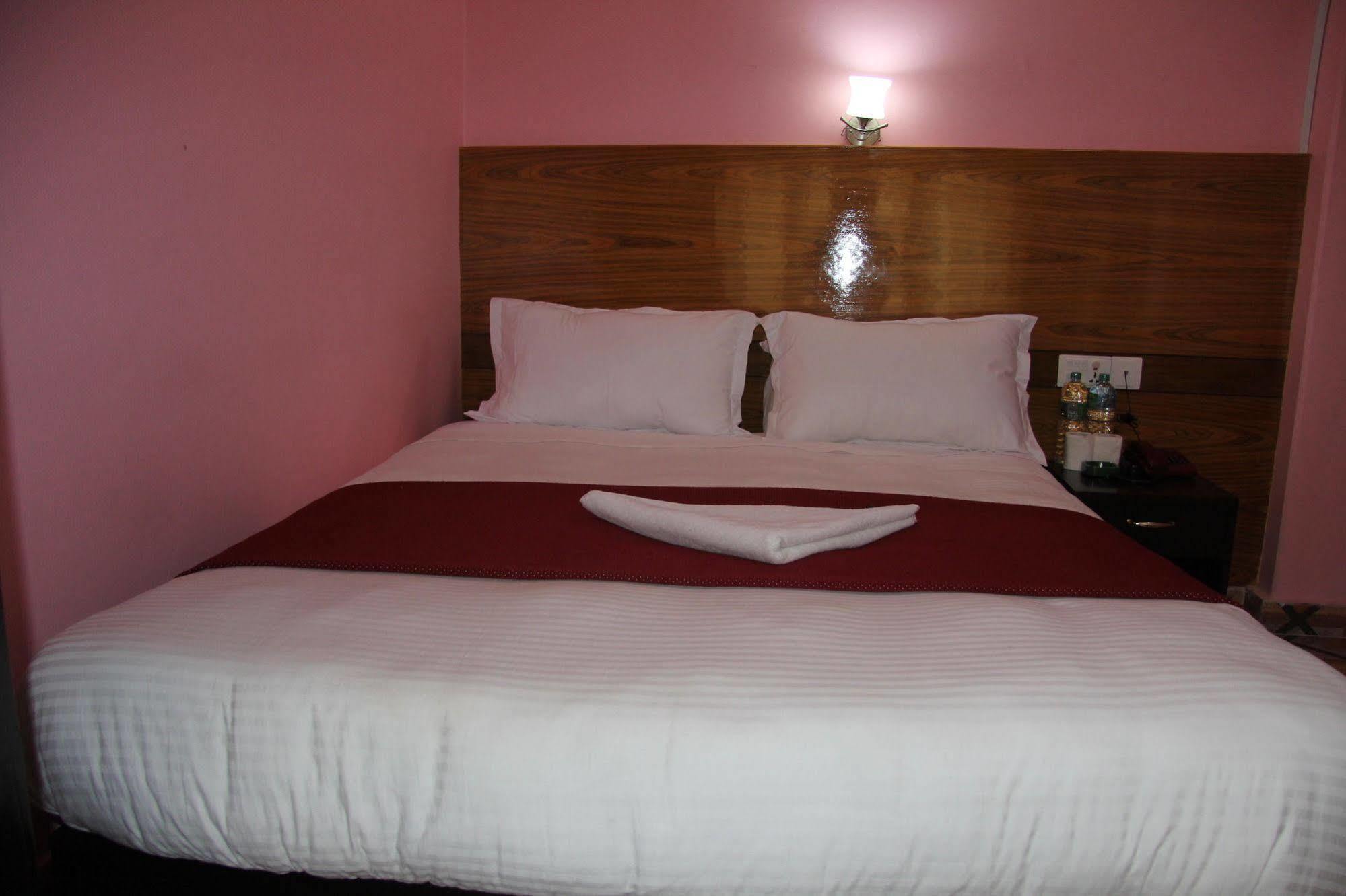 Hotel Buttercup Покхара Екстер'єр фото