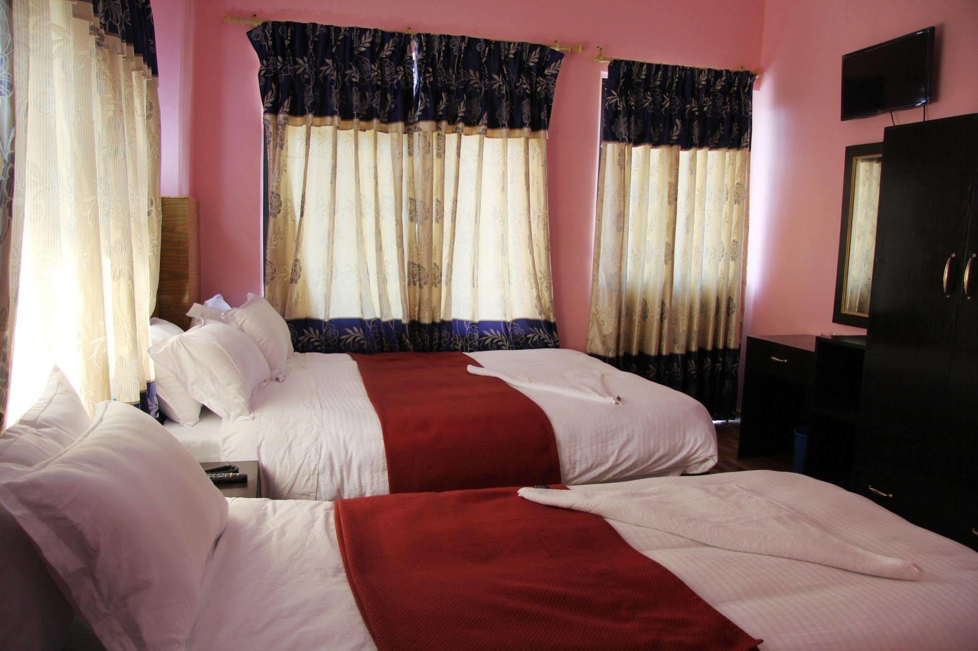Hotel Buttercup Покхара Екстер'єр фото